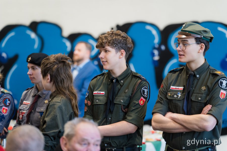 Harcerze ZHR pomagający w organizacji wigilii dla samotnych i potrzebujących