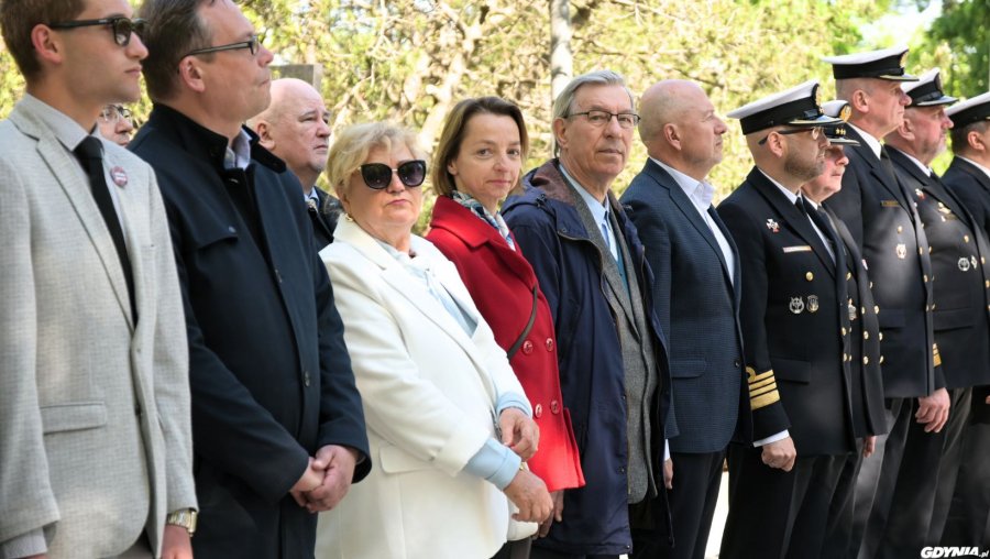 Uczestnicy uroczystości z okazji 79. rocznicy zakończenia II wojny światowej. Wśród nich Larysa Kramin, radna Gdyni i przedstawiciele Marynarki Wojennej 