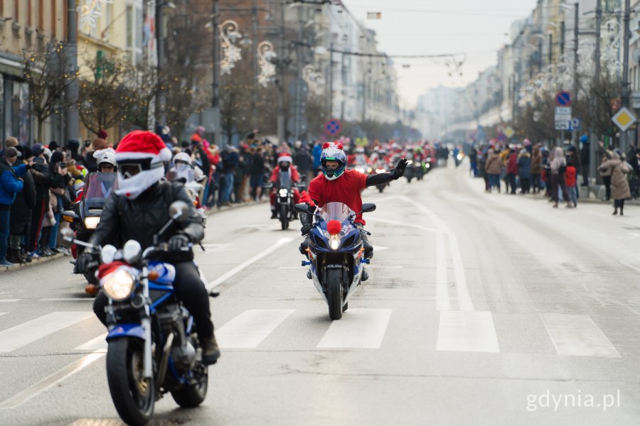 Przejazd przez Gdynię w ramach 23. edycji akcji &bdquo;Mikołaje na motocyklach&rdquo; (fot. Paweł Budziński)Przejazd przez Gdynię w ramach 23. edycji akcji &bdquo;Mikołaje na motocyklach&rdquo; (fot. Paweł Budziński)
