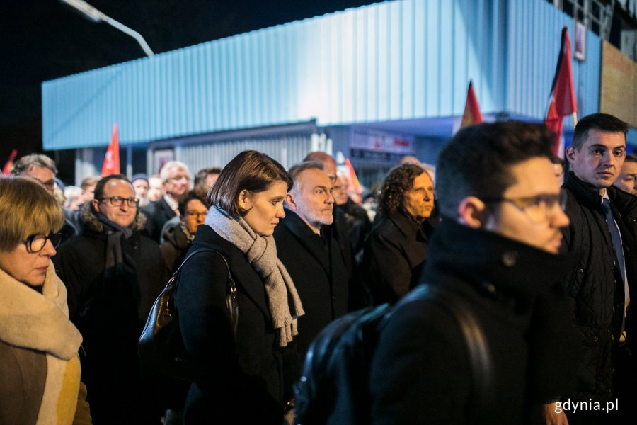 W uroczystościach żałobnych uczestniczyli: prezydent Gdyni Wojciech Szczurek i wiceprezydent Gdyni Katarzyna Gruszecka-Spychała // fot. Karol Stańczak