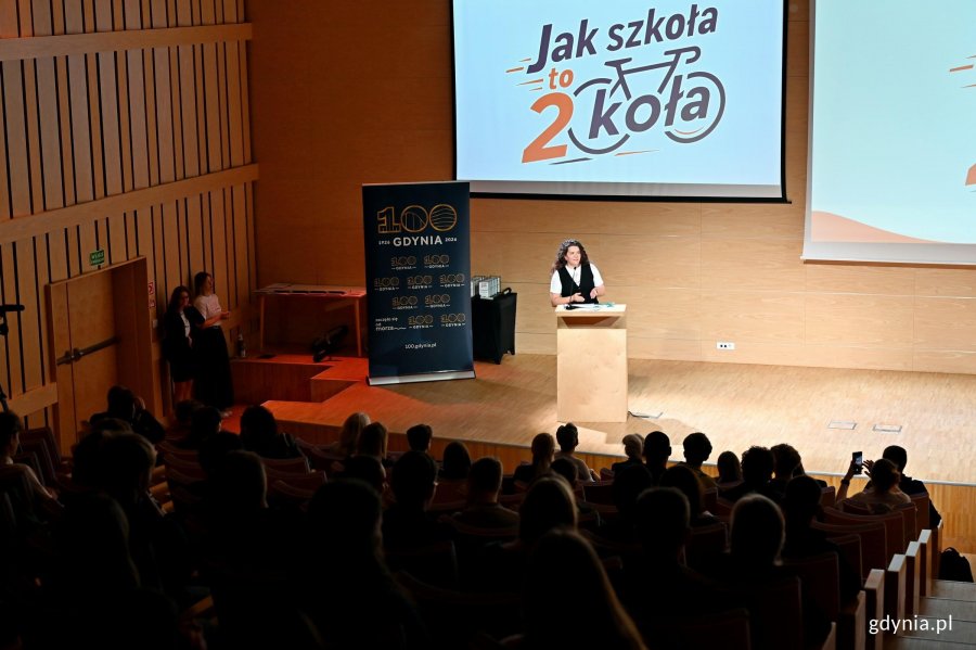 Justyna Suchanek z Referatu Zarządzania Ruchem i Mobilnością Urzędu Miasta Gdyni przemawiająca podczas finału kampanii &bdquo;Jak szkoła to dwa koła&rdquo; w Pomorskim Parku Naukowo-Technologicznym 
