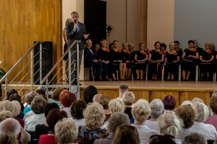Michał Guć poczas zakońćzenia roku Gdyńskiego Uniwersytetu Trzeciego Wieku // fot. A. Trafas