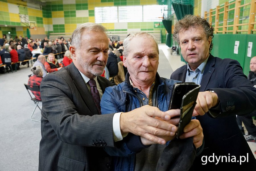 Wspólne zdjęcie  z prezydentem miasta i posłem na Sejm RP na pamiątkę wielkanocnego spotkania.  Fot. Mirosław Pieślak