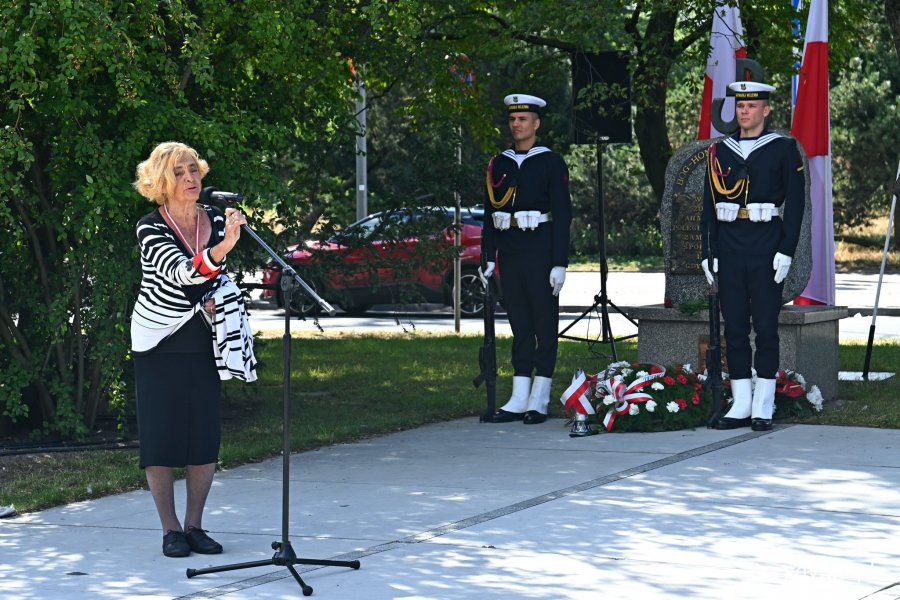 Krystyna Kodymowska ps. „Stokrotka”, uczestniczka powstania warszawskiego podczas uroczystości z okazji 78. rocznicy wybuchu powstania warszawskiego. W tle drzewa i posterunek honorowy przy pomniku Armii Krajowej na skwerze Kościuszki // fot. Magdalena Czernek