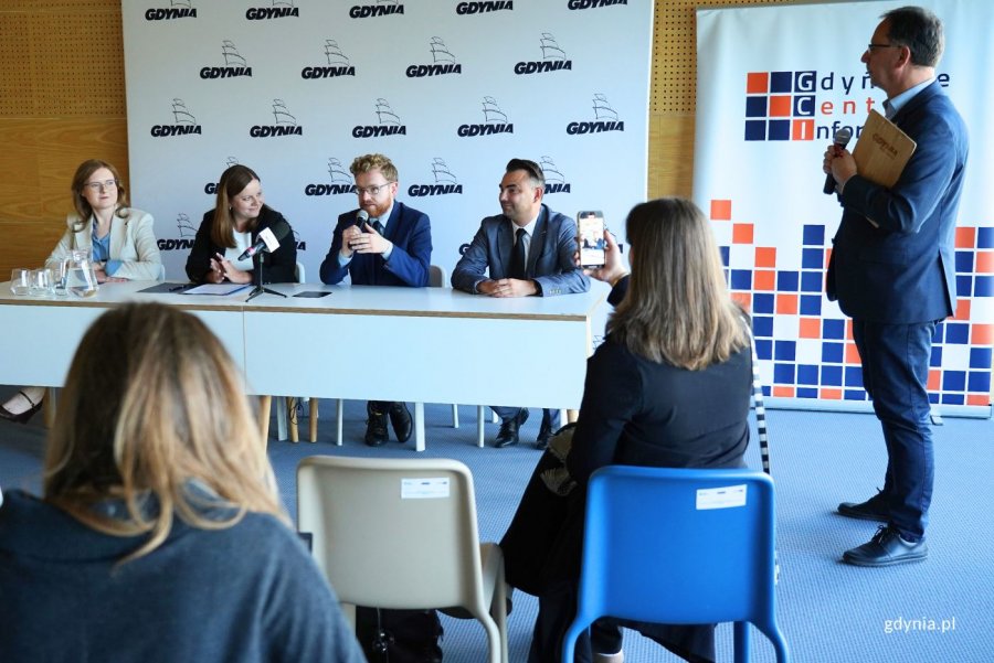 Na zdjęciu (od lewej): kierowniczka projektu HIVE AI Agnieszka Karlińska, prezydent Gdyni Aleksandra Kosiorek, sekretarz stanu w Ministerstwie Cyfryzacji Dariusz Standerski, dyrektor Gdyńskiego Centrum Informatyki Piotr Wiśniewski, rzecznik prasowy Urzędu Miasta Gdyni Tomasz Złotoś (fot. Magdalena Starnawska)