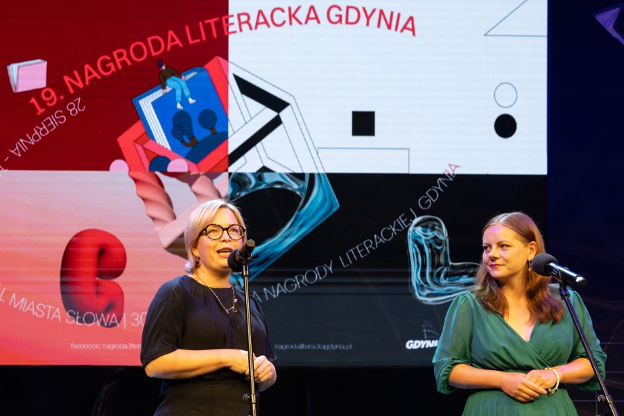 Aleksandra Kosiorek, prezydent Gdyni oraz Oktawia Gorzeńska, wiceprezydentka Gdyni podczas wspólnego wystąpienia na gali Nagrody Literackiej Gdynia (fot. Anna Rezulak)