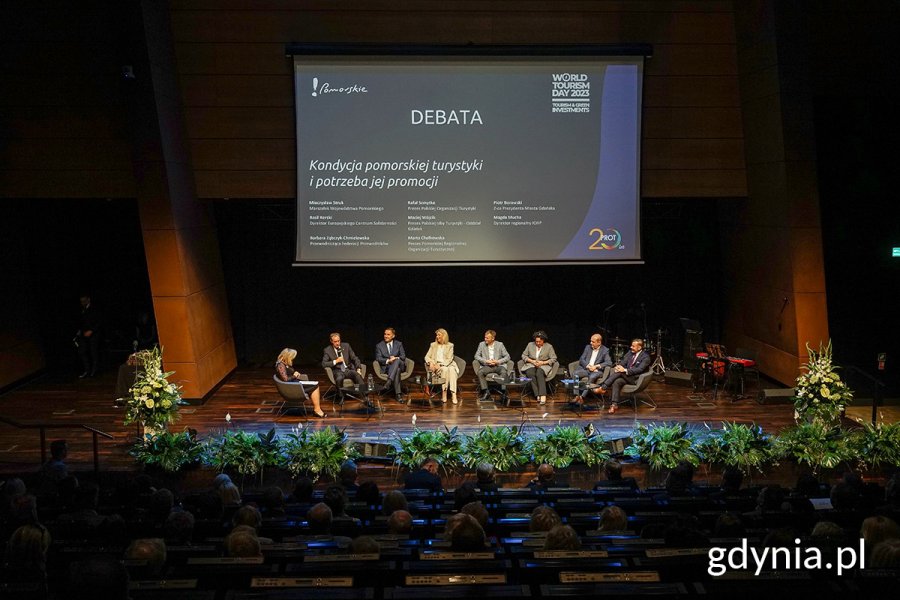 Na zdjęciu ludzie debatujący w półokręgu