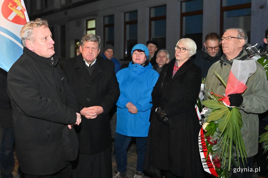 W uroczystościach 42. rocznicy wprowadzenia stanu wojennego przed pomnikiem Ofiar Terroru Komunistycznego wzięli udział m.in. (od lewej): Aleksander Kozicki - sekretarz zarządu Regionu Gdańskiego NSZZ „Solidarność”, ks. Edward Pracz, radna Danuta Styk, Joanna Zielińska - przewodnicząca Rady Miasta Gdyni i radny Zenon Roda