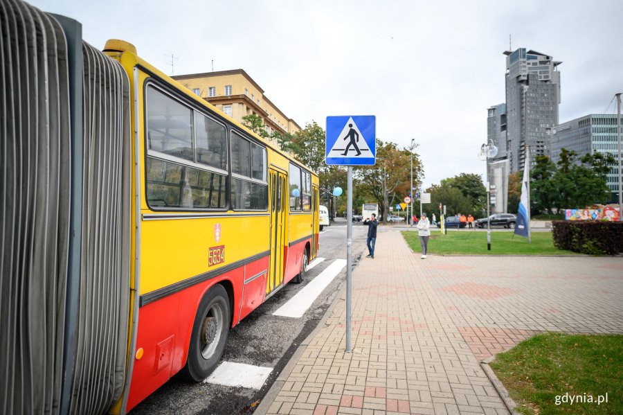 Parada autobusów i trolejbusów // fot. Dawid Linkowski