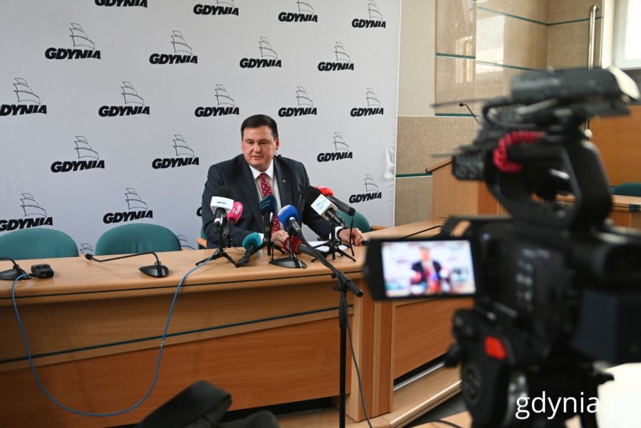Łukasz Kobus, sekretarz miasta podczas konferencji prasowej (fot. Magdalena Starnawska)