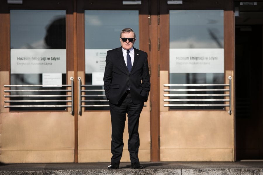 Prof. Piotr Gliński, wicepremier i Minister Kultury i Dziedzictwa Narodowego RP przed Muzeum Emigracji fot. Karol Stańczak