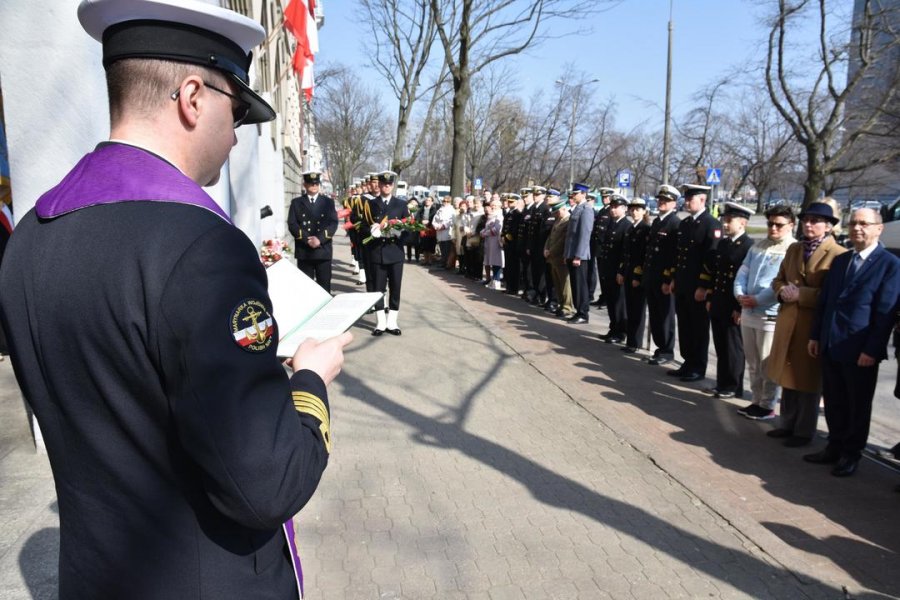 Złożenie kwiatów pod tablicą Marynarzy Polskich zamordowanych na wschodzie // fot. Lechosław Dzierżak