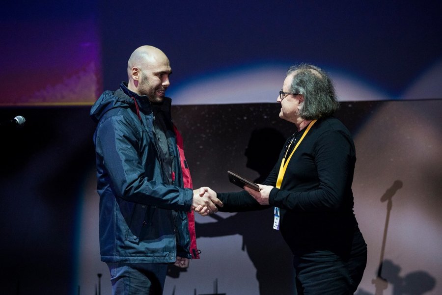 Niedziela, trzeci dzień, Sebastian Góra otrzymuje nagrodę Grand Prix wystawy FotoGlob, wręcza fotograf Maurycy Śmierzchalski // fot. Przemysław Kozłowskieci dzień Ogólnopolskich Spotkań Podróżników, Żeglarzy i Alpinistów oraz wręczenie Kolosów // fot. Przemysław Kozłowski