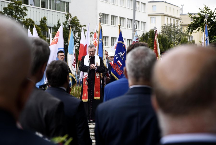 Uroczystości pod pomnikiem Ofiar Grudnia '70 przy Urzędzie Miasta Gdyni // fot. Kamil Złoch