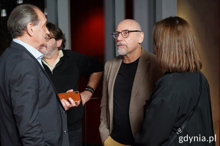 Przed salą Warszawa stoją m.in. aktorzy Wojciech Wysocki i Tomasz Sapryk