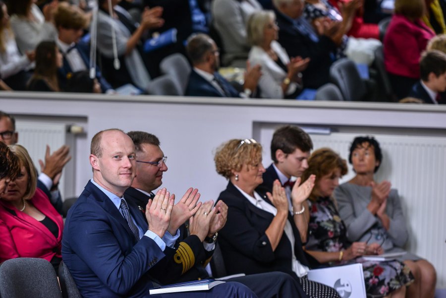 Uroczystości w III LO w Gdyni i wizyta pary prezydenckiej po lewej stronie wiceprezydent Gdyni Bartosz Bartoszewicz, fot. Przemysław Świderski