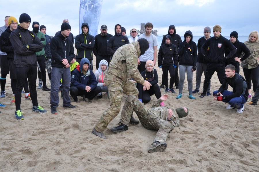 Trenowali na plaży w słusznej sprawie