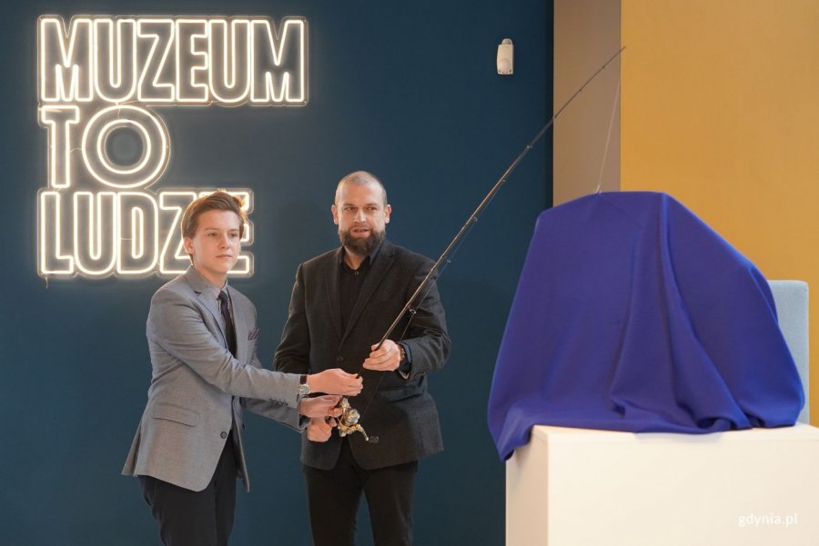 Oficjalne odsłonięcie. Na zdjęciu: Na zdjęciu: Filip Jaworski, autor gdyńskiej kreacji rybki oraz krewny Adama Smolany, autora figury „Trzy Ryby", która była inspiracją dla 12-letniego Filipa (fot. Magdalena Starnawska)