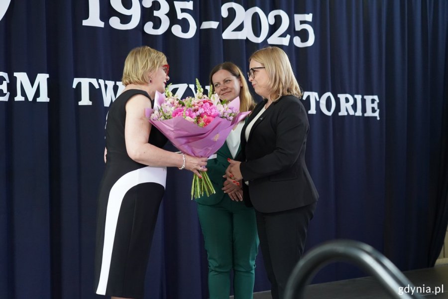 Dyrektor szkoły Maria Śmiełowska-Bohn odbiera życzenia i kwiaty z rąk prezydent Aleksandry Kosiorek i wiceprezydentki Oktawii Gorzeńskiej