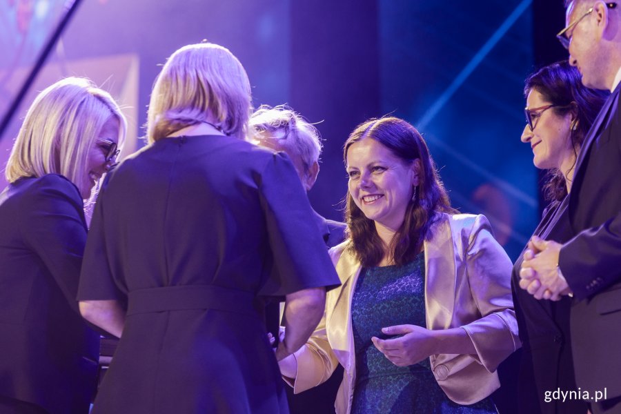 Wręczenie nagrody specjalnej ,,Pracodawcy Roku 2023 Obszaru Metropolitalnego" firmie Baltic Hub. Na zdjęciu (od lewej): Magdalena Jagła, dyrektorka marketingu w Baltic Hub, Dominika Milion, dyrektorka ds. zrównoważonego rozwoju Baltic Hub, Aleksandra Kosiorek, prezydent Gdyni, Aleksandra Dulkiewicz, prezydent Gdańska, Michał Banacki, wiceprezydent Sopotu (fot. Karol Stańczak)