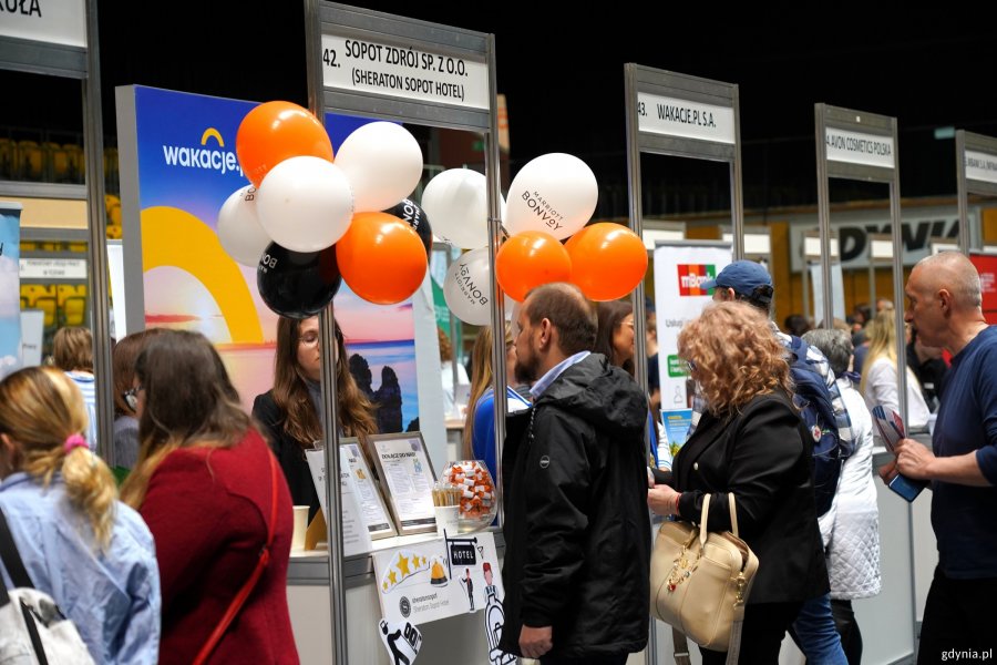 Uczestnicy Targ&oacute;w Pracy przy r&oacute;żnych stanowiskach