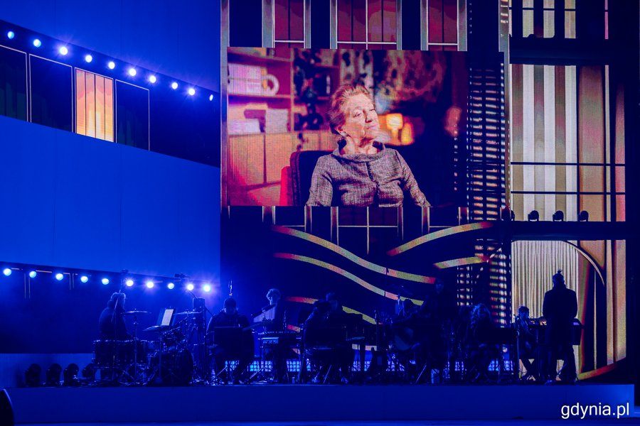 W przerwach pomiędzy występami pojawiły się materiały związane z historią Gdyni. Na zdjęciu: Hanna Wenda-Uszyńska (fot. Karol Stańczak)