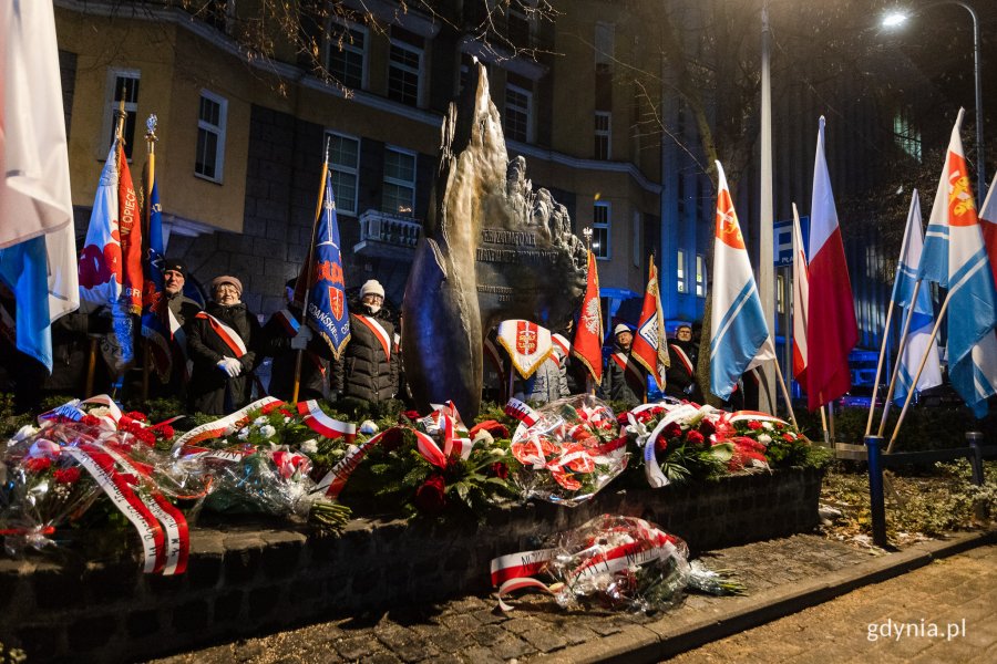 Ludzie zgromadzeni przy pomniku