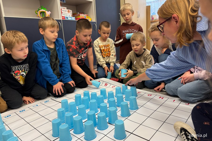 Szkolny Festiwal Nauki w Gdyni w SP 17, na zdjęciu skraplanie podczas zajęć logicznego myślenia (fot. Katarzyna Balcerzak)