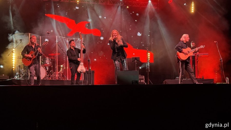 Urszula z zespołem podczas koncertu w Polsat Plus Arenie Gdynia 