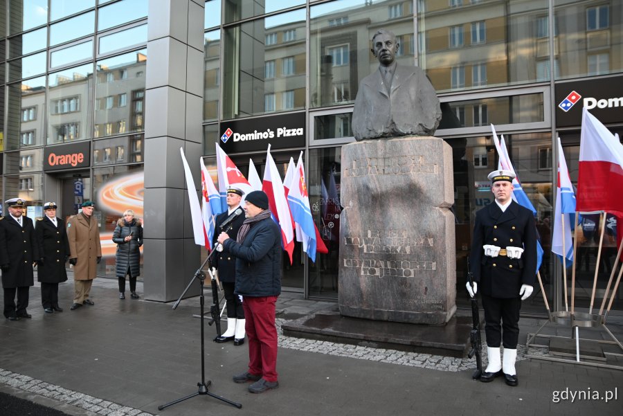 człowiek przy mikrofonie