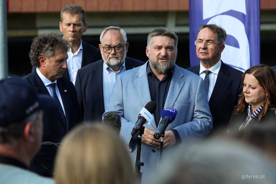 Tadeusz Szemiot, przewodniczący Rady Miasta Gdyni podczas briefingu na Estakadzie Kwiatkowskiego (fot. Kamil Złoch)