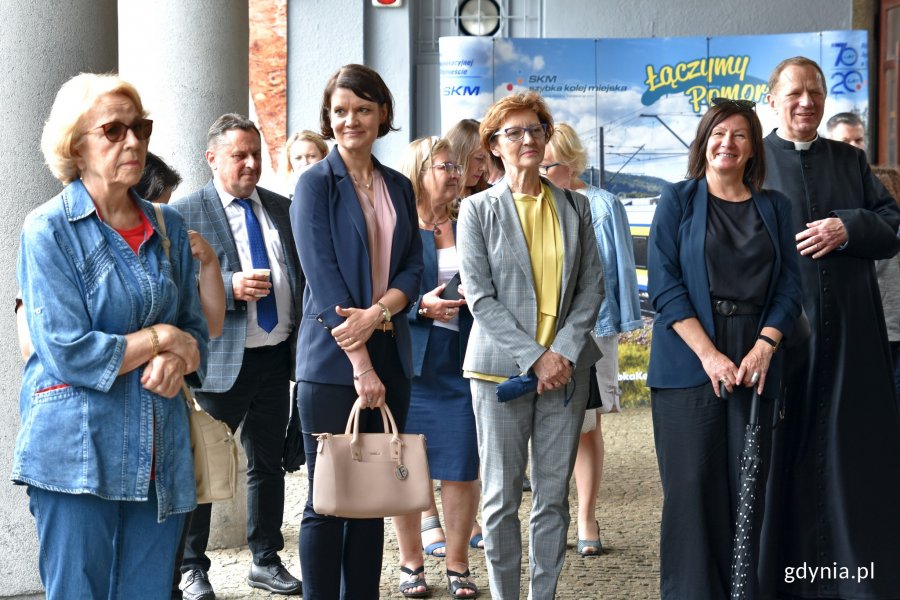 Goście, którzy uczestniczyli w otwarciu wystawy fotografii z okazji 70-lecia Kolei Aglomeracyjnej w Trójmieście oraz 20-lecia spółki PKP SKM. Druga od lewej - wiceprezydent Gdyni Katarzyna Gruszecka-Spychała // fot. Magdalena Czernek