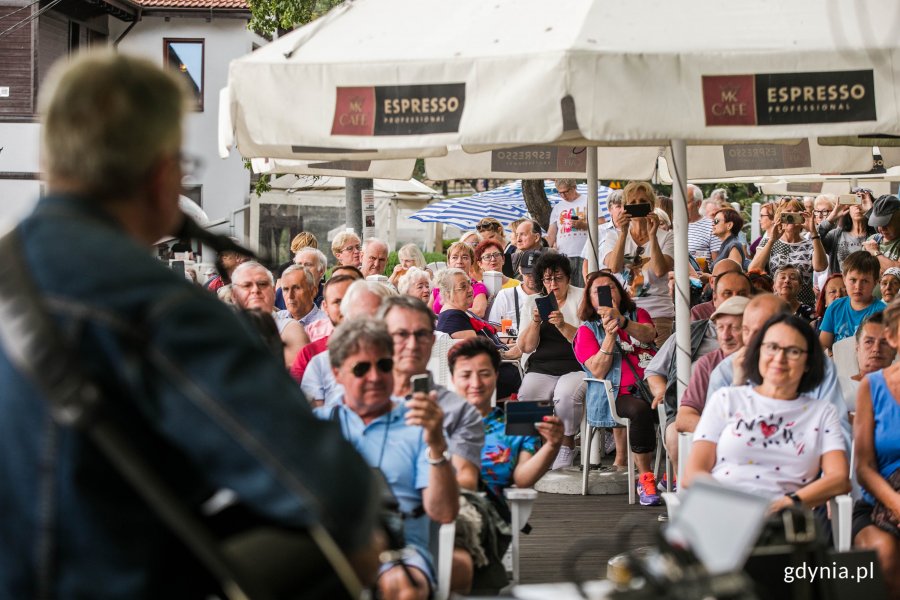 Widzowie koncertu przebojów Czerwonych Gitar, który towarzyszył otwarciu nowej sceny przy plaży w Orłowie // fot. Karol Stańczak