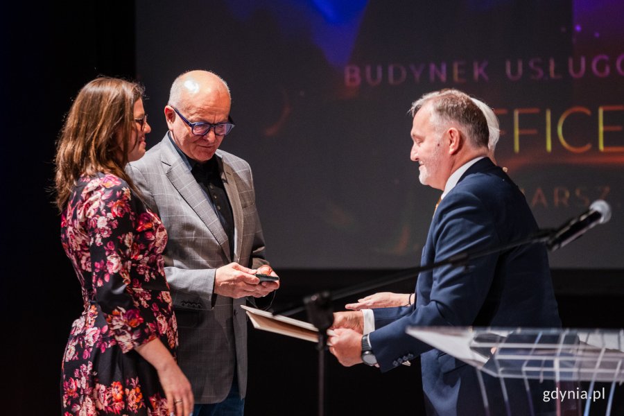 Wyróżnienia w kategorii Architektura dla studia architektonicznego Kwadrat  Sp. z o.o. Sp. k. za projekt budynku biurowo-usługowego OFFICER. Wyróżnienie z rąk Joanny Zielińskiej i Wojciecha Szczurka odbierają Jacek Droszcz i Martyna Białek. Fot. Karol Stańczak