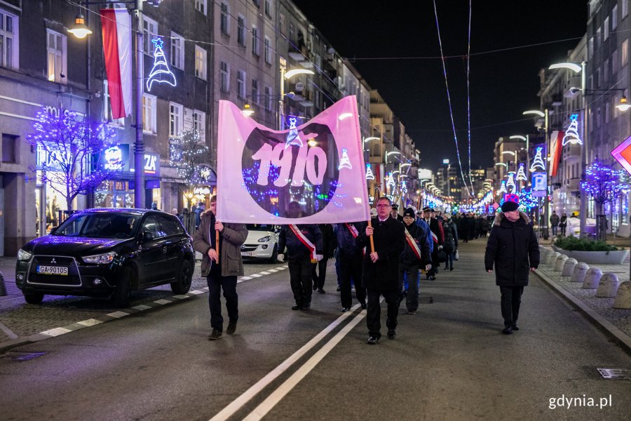 Wieczorne uroczystości upamiętniające ofiary Grudnia '70 - przemarsz pod pomnik // fot. Karol Stańczak