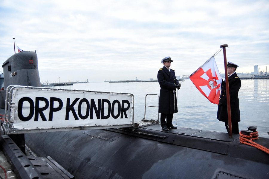 Uroczystość ostatniego opuszczenia bandery na ORP Kondor / fot. Michał Puszczewicz