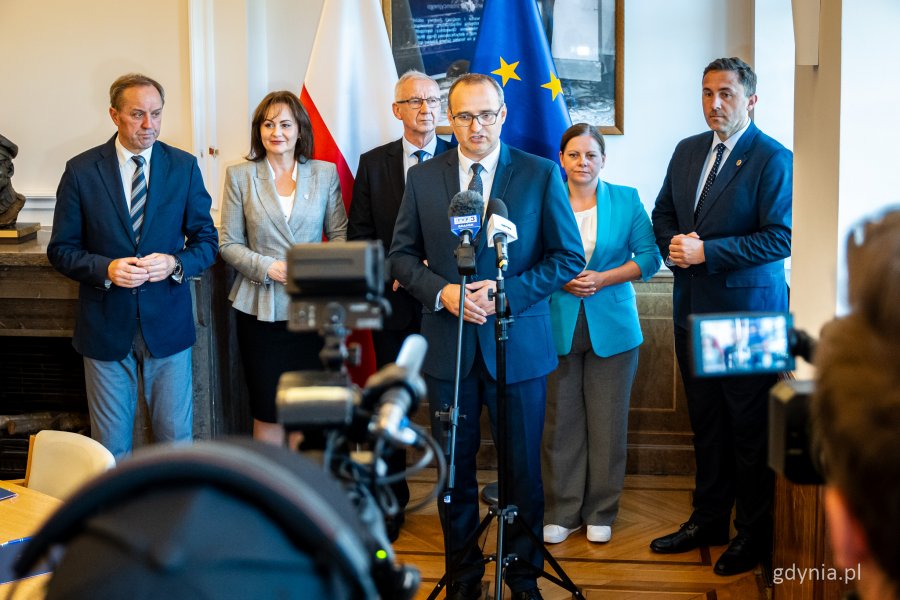 Konferencja prasowa w Pomorskim Urzędzie Wojewódzkim dotycząca podpisania listu intencyjnego – przemawia wicewojewoda Emil Rojek (fot. Kamil Złoch)