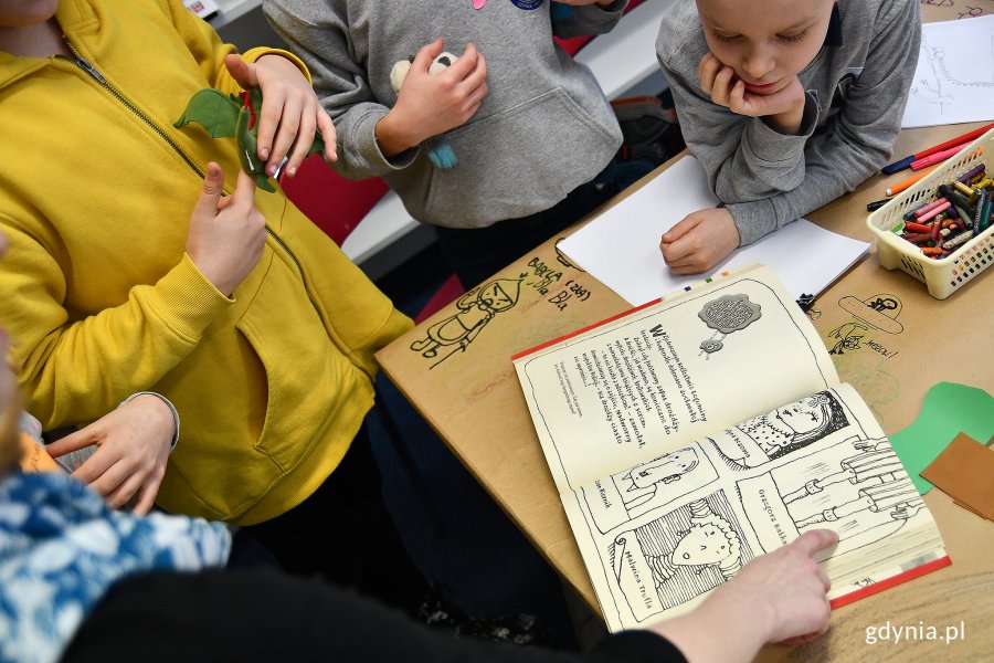 Mimo, że pierwsza połowa ferii nie uszczęśliwiła dzieci śniegiem, to jednak o nudzie nie mogło być mowy! Na zdjęciu uczestnicy zajęć w Bibliotece Wzgórze // fot. Michał Puszczewicz 