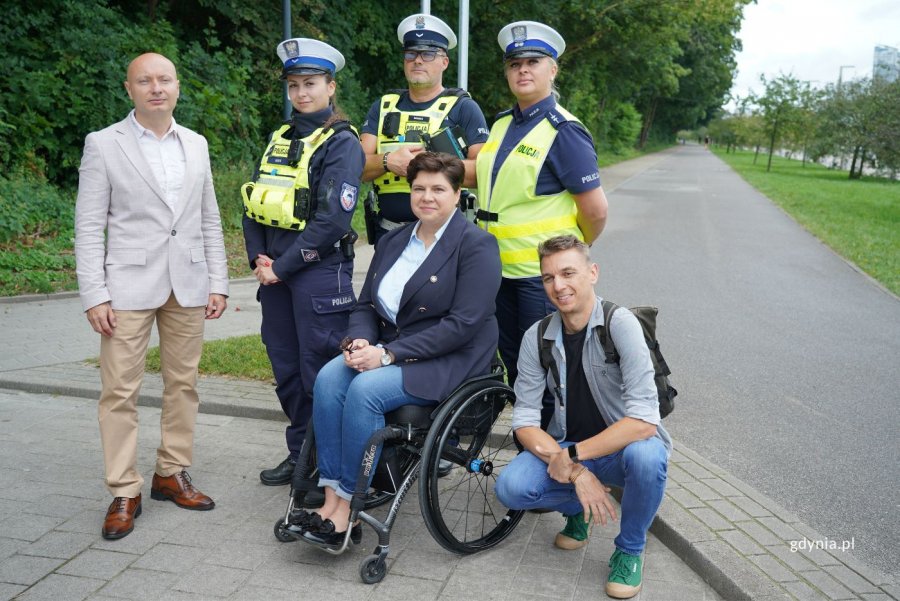 Na zdjęciu m.in.: dyrektor zarządzający ds. inwestycji Tomasz Gałązka, współorganizatorka akcji z Wydziału Dostępności Anna Dobkowska, mł. asp. Ewa Kurowska, sierż.Marcin Kowalski (fot. Magdalena Starnawska)