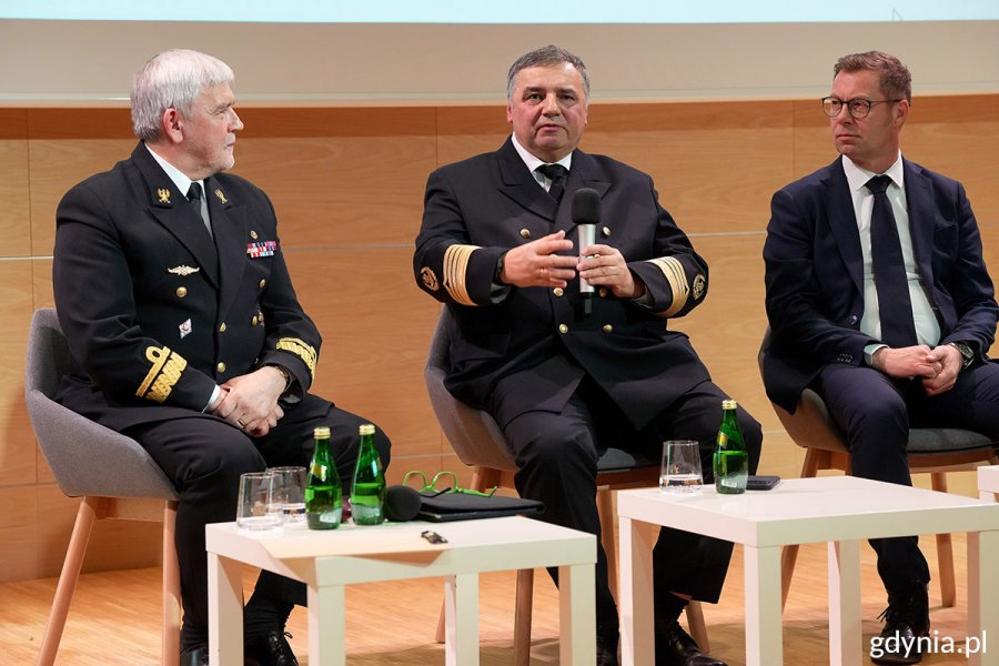 Debata rektor&oacute;w "Gdynia! Wyb&oacute;r na dziś. Miasto na jutro". Na zdjęciu: kontradmirał prof. dr hab. Tomasz Szubrycht z Akademii Marynarki Wojennej, prof. dr hab. inż. kpt. ż.w. Adam Weintrit z Uniwersytetu Morskiego i dr hab. Artur Kozłowski z WSB Merito