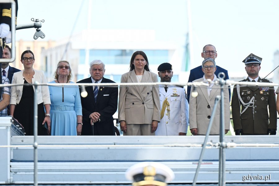 Na zdjęciu m.in.&nbsp;posłanki Henryka Krzywonos-Strycharska i Wioleta Tomczak,&nbsp;wiceprezydent Gdańska Piotr Borawski, wiceprzewodnicząca Rady Miasta Gdyni Mariola&nbsp;Śrubarczyk-Cichowska&nbsp;oraz wojskowi i kombatanci, przedstawiciele zagranicznych delegacji oraz dyrektor III Liceum Og&oacute;lnokształcącego Wiesław Kosakowski 