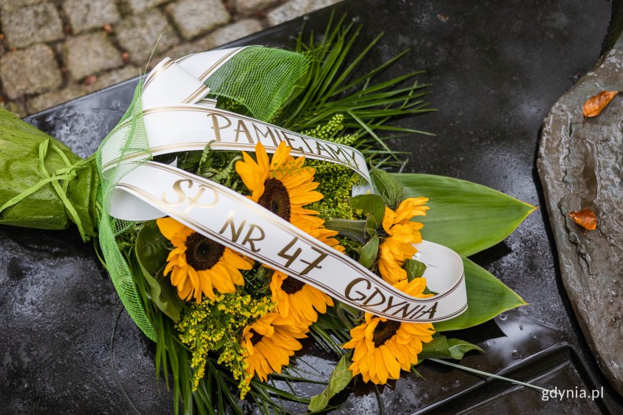 Wiązanka kwiatów od uczniów Szkoły Podstawowej nr 47 na grobie Franciszki Cegielskiej. Bukiet składa się z żółtych gerber przyozdobionych zielonym przybraniem. Z przodu umieszczona szarfa z napisem: "SP nr 47 Gdynia. Pamiętamy" // fot. Karol Stańczak