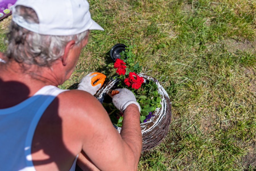 Sąsiedzi z bloku przy ul. Dickmana 38 podczas urządzania ogrodu // fot. Laboratorium Innowacji Społecznych