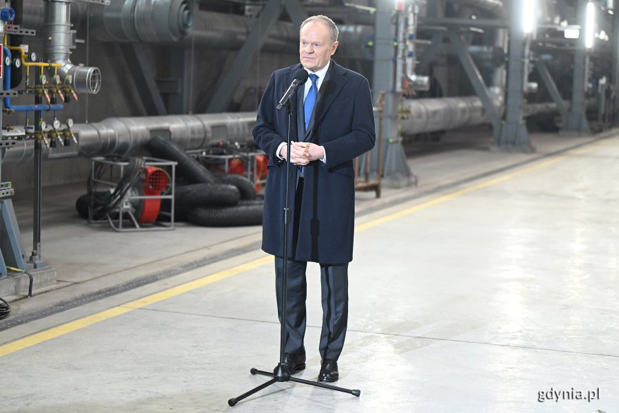 Premier Donald Tusk przemawiający w PGZ Stoczni Wojennej 