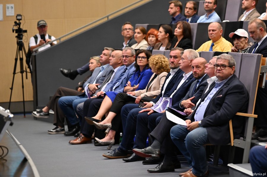 Na zdjęciu m.in. prezydentki Magdalena Czarzyńska-Jachim i Aleksandra Dulkiewicz oraz wiceprezydent Gdyni Tomasz Augustyniak