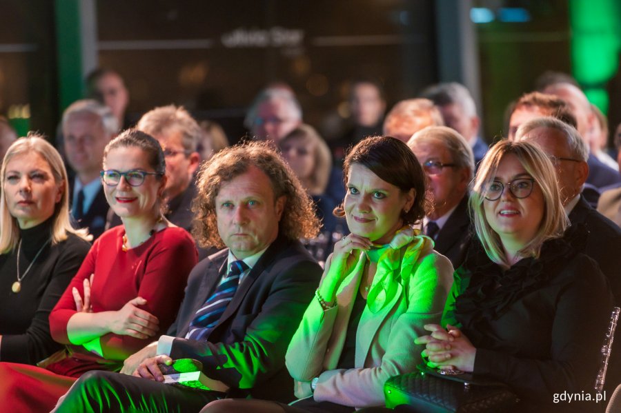 W Gali Smart Metropolia uczestniczyli m.in. (od lewej): Elżbieta Bieńskowska - unijna komisarz, Aleksandra Dulkiewicz - prezydent Gdańska, Jacek Karnowski - prezydent Sopotu, Katarzyna Gruszecka-Spychała - wiceprezydent Gdyni ds. gospodarki oraz Magdalena Adamowicz - europosłanka // fot. Dawid Linkowski