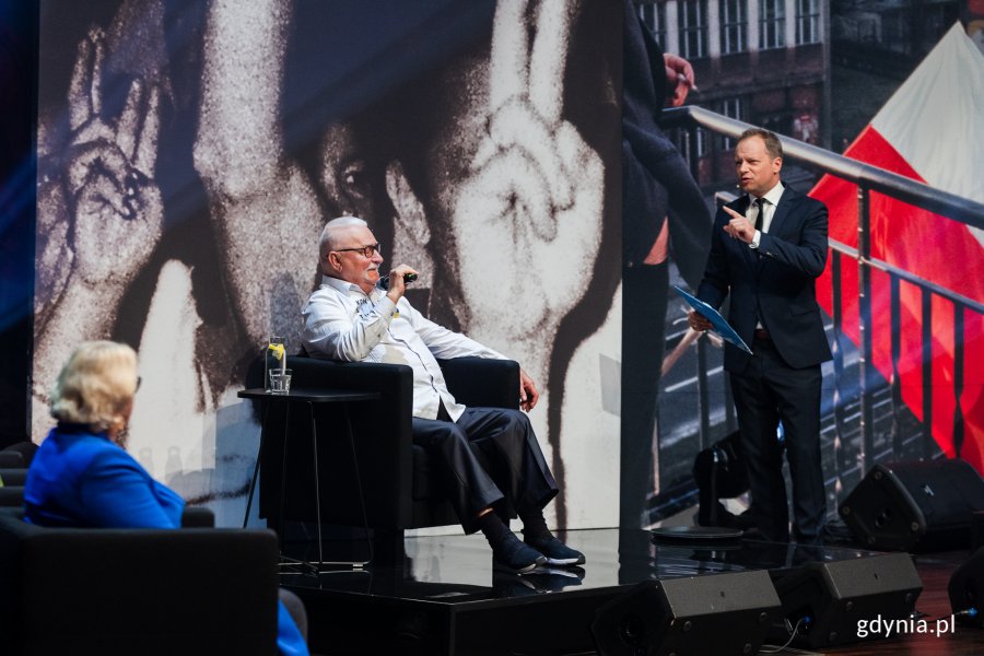 Lech Wałęsa - były prezydent RP (w fotelu na środku) i prowadzący benefis - Maciej Stuhr (po prawej) w Europejskim Centrum Solidarności // fot. Karol Stańczak