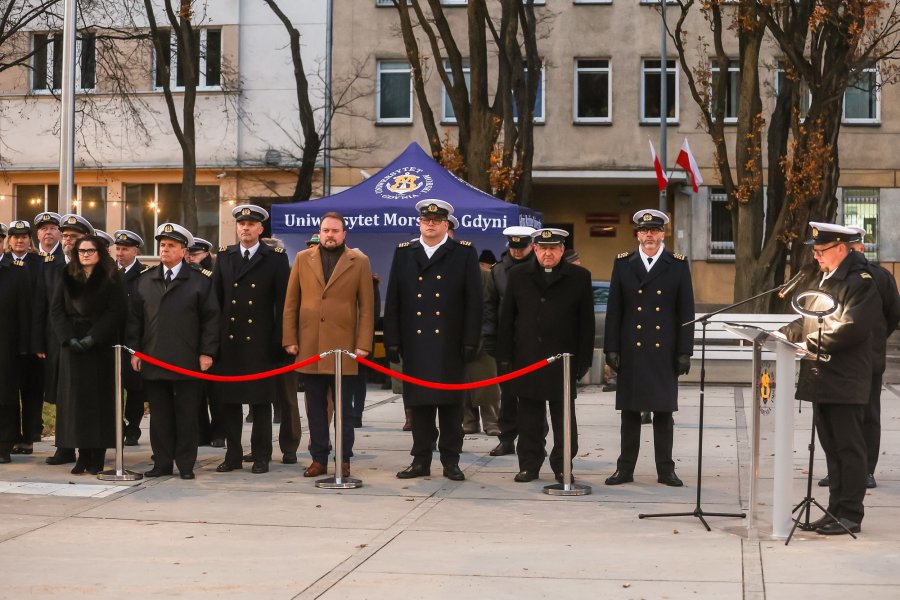 Uczestnicy apelu pamięci: wiceprezydent Gdyni Marek Łucyk (w środku, w jasnobrązowym płaszczu), przedstawiciele Uniwersytetu Morskiego, o. Edward Pracz, który kieruje Duszpasterstwem Ludzi Morza Centrum "Stella Maris" (trzeci od prawej) czy Dorota Arciszewska-Mielewczyk - prezes Polskich Linii Oceanicznych (ostatnia w pierwszym rzędzie) // fot. UMG