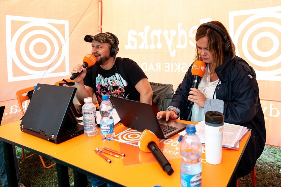 Plenerowe studia Polskiego Radia nadają z Gdyni przed „Lato z Radiem Festiwal”, fot. Dawid Linkowski