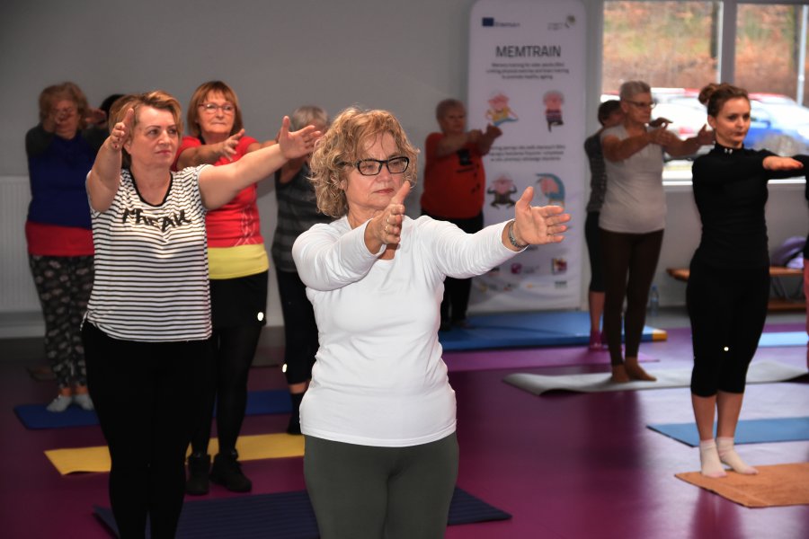 Zajęcia z pilatesu dla seniorów, fot. Kamil Złoch